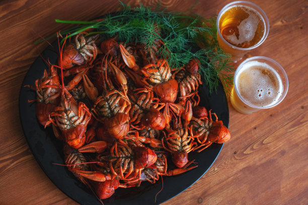 啤酒顶视图的红煮小龙虾图片下载