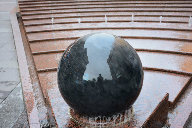 喷泉的形式是旋转的石球由花岗岩制成图片下载