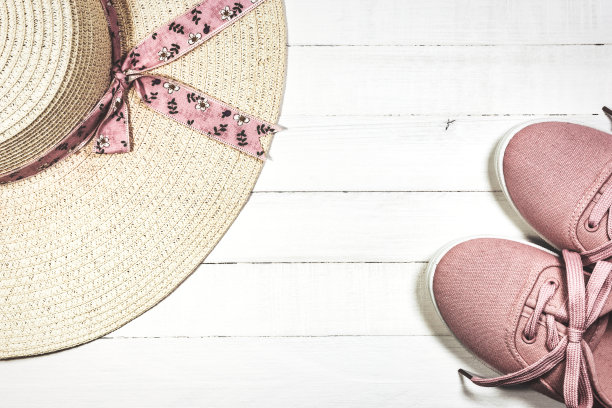 适合海滩度假的女式夏季鞋和帽子图片下载