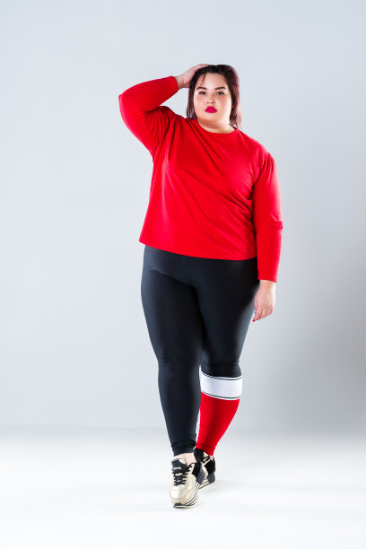 加尺寸的模特在运动服，在灰色的背景做锻炼的胖女人，健康的生活方式概念，身体积极图片下载