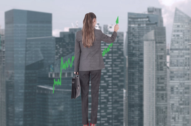 女商人在屏幕上指着风险管理的概念图片下载