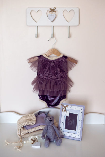 编织的婴儿衣服和超声波照片，你的孩子躺在床上和一个泰迪熊图片下载