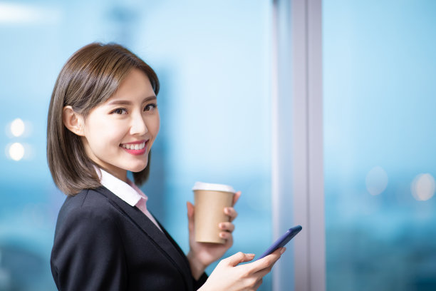 商务女性使用智能手机图片下载