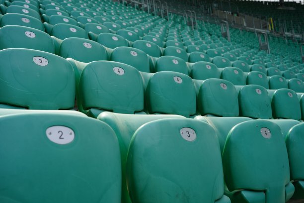 体育场里一排排绿色的椅子图片下载