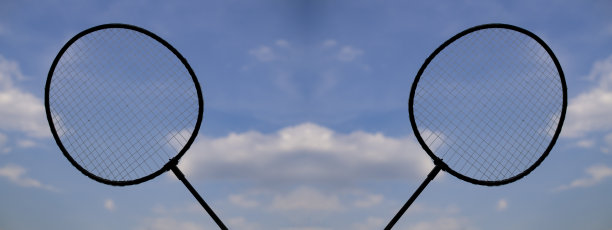 在公园户外打羽毛球图片下载