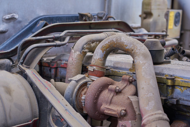 柴油发动机，卡车内部的零件和日本的特殊设备图片下载