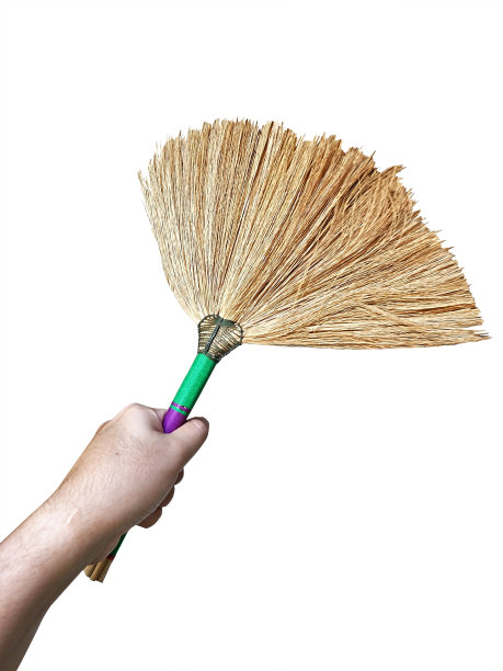 手在扫帚服务孤立的白色背景和剪切路径图片下载