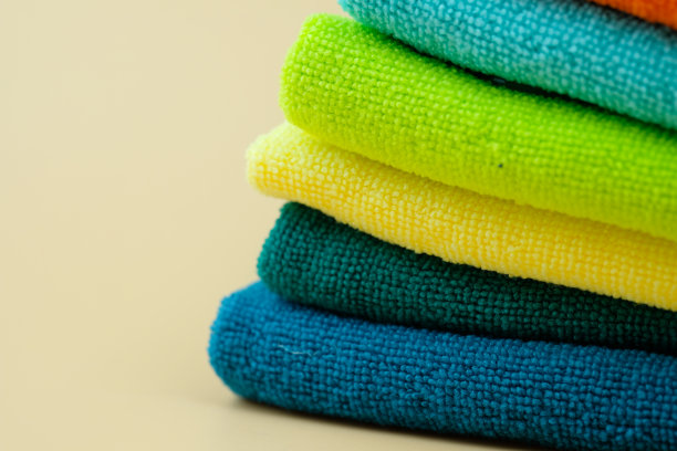 一套多色的折叠毛巾堆在堆栈靠近选择性焦点图片下载