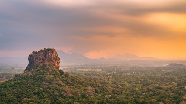 Pidurangala古老的森林修道院，西格里亚，斯里兰卡-西格里亚岩石在日落丛林和热带风景在多云的天空图片下载