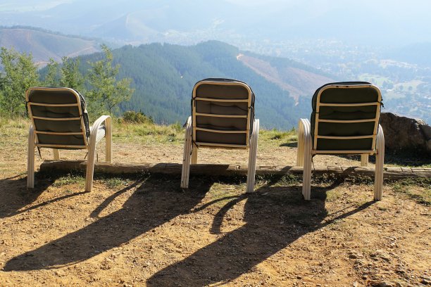 从山谷向下看的三把椅子图片下载