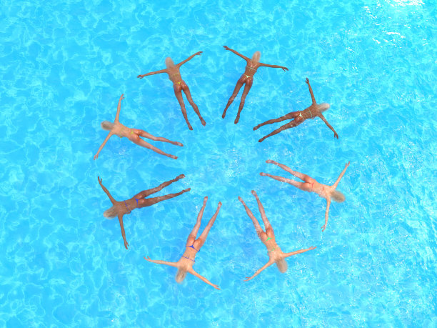 一群女孩在水中塑造形体图片下载