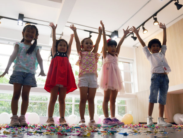 美丽的亚洲孩子在家里欢度新年晚会。图片下载