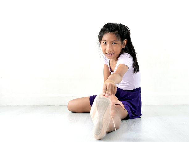 亚洲芭蕾舞女孩在地板和白色背景。图片下载