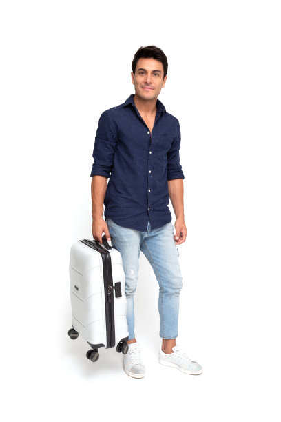 微笑的游客拿着旅行袋孤立在白色的背景图片下载
