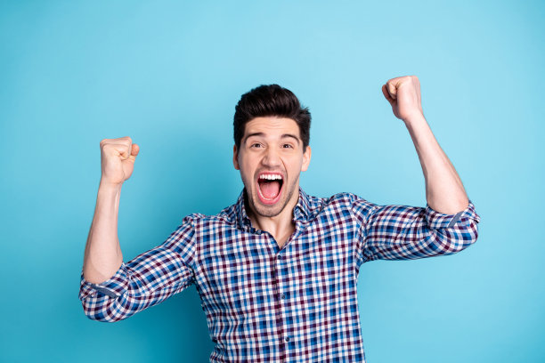 特写照片惊人的funky，他，他，他的男子气概的竞争情绪大声叫喊，真正的足球球迷，进球庆祝派对，酒吧周末穿休闲的格子衬衫孤立的亮蓝色背景图片下载