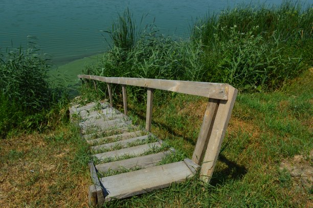 公园里的小建筑形式，长椅图片下载