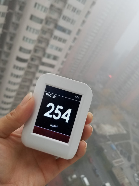 测量室外空气质量。手持颗粒物2.5 (pm.2.5)传感器。有害小粉尘探测器图片下载