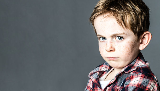 疯小男孩为了表达自己的无奈，抄写空间图片下载