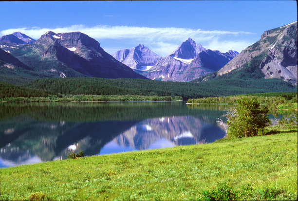 令人惊叹的风景郁郁葱葱的田野与湖泊和山脉图片下载