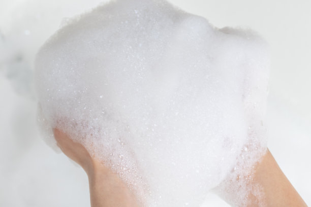 浴室里一个少年手里的一堆泡沫图片下载