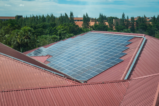 屋顶上有太阳能板图片下载