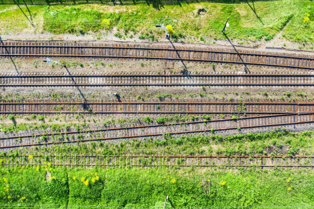 鸟瞰铁路轨道，铁轨和枕木，几条轨道和信号灯。图片下载