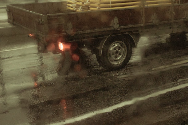 在潮湿的街道上行走的人图片下载