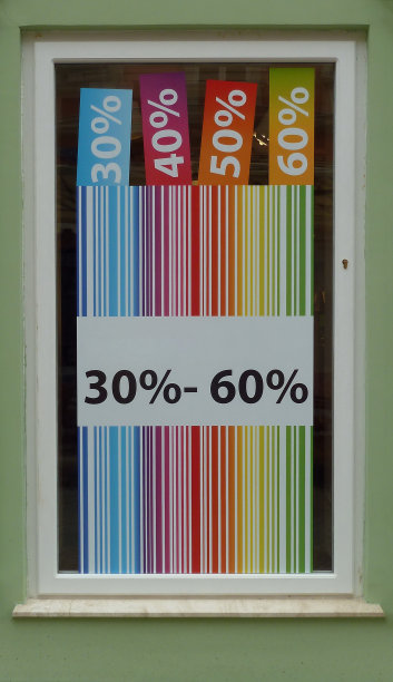 商店橱窗上挂着五颜六色的打折标志图片下载