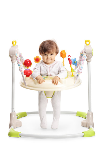 一个穿套头衫的女婴的全身像图片下载