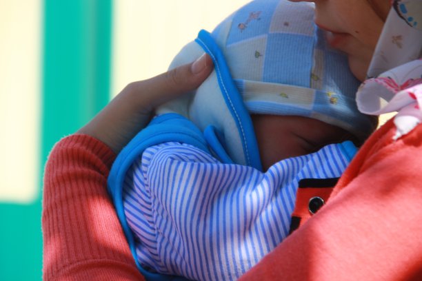 她紧紧地贴在睡着的孩子的胸口上图片下载