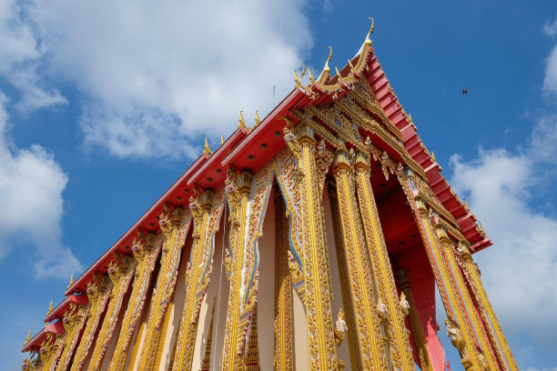 泰国寺庙，与清澈的蓝色天空的仰角图片下载
