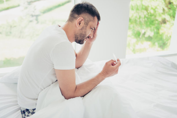 近的侧面资料照片惊人的他他他不开心的家伙拿温度计可怕的伤害疼痛疾病太阳神前额需要去工作工作白色睡觉穿坐大的卧室房间房子在室内图片下载