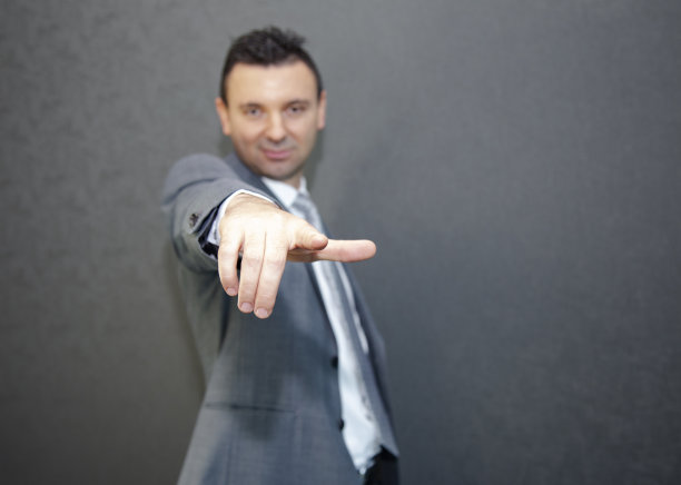 商人在工作室触摸概念。商人在按压触摸屏界面图片下载