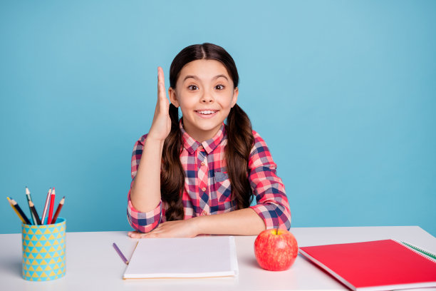 她的肖像，她很好，有吸引力，可爱的可爱可爱的可爱的愉快愉快的女孩穿着格子衬衫举起手primary孤立在明亮生动的亮蓝色绿松石背景图片下载