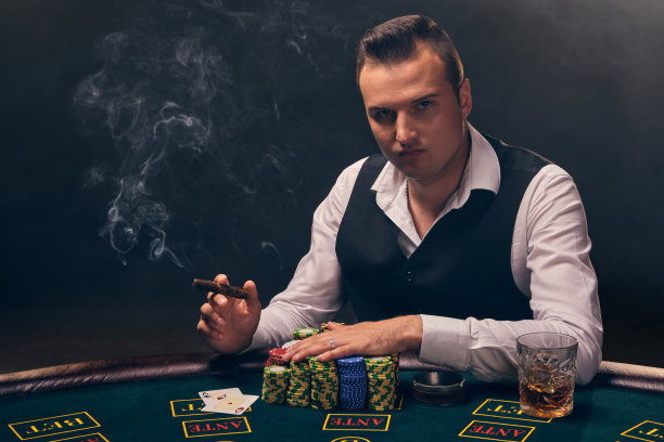 一个富人在赌场里抽着雪茄，兴奋地玩扑克牌，背景是黑色的图片下载