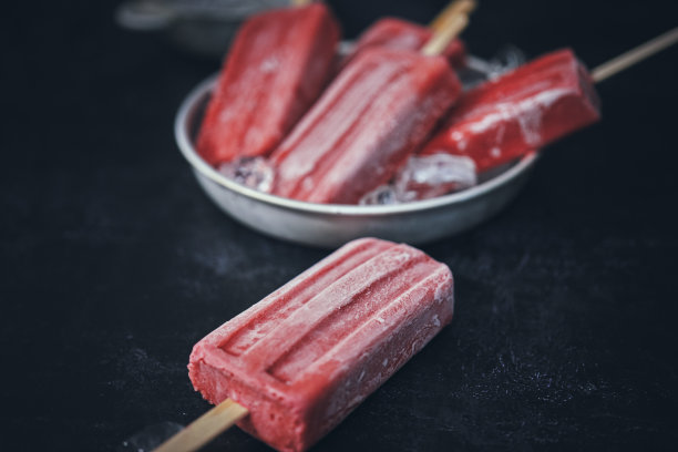 草莓冰淇淋图片下载