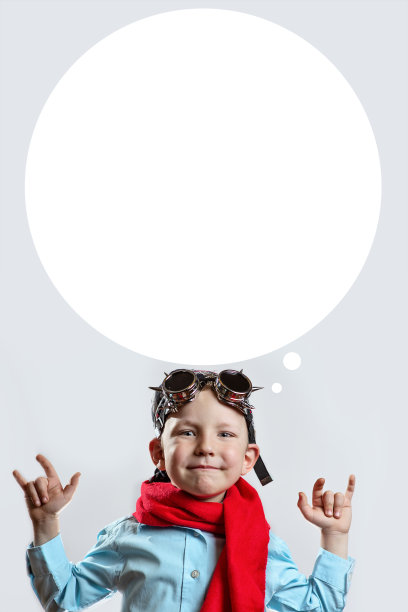 男孩在蓝色的衬衫，红色的围巾，摩托车眼镜和头巾在光的背景图片下载