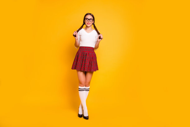 她的全身长度的身体尺寸的观点，她漂亮迷人，迷人可爱，甜美的梦幻，苗条的女孩穿着制服，幻想，梦想孤立，明亮，生动，亮黄色的背景图片下载