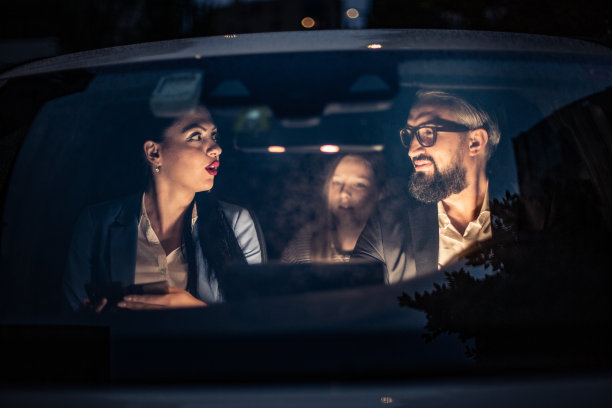 父母带着女儿回家图片下载