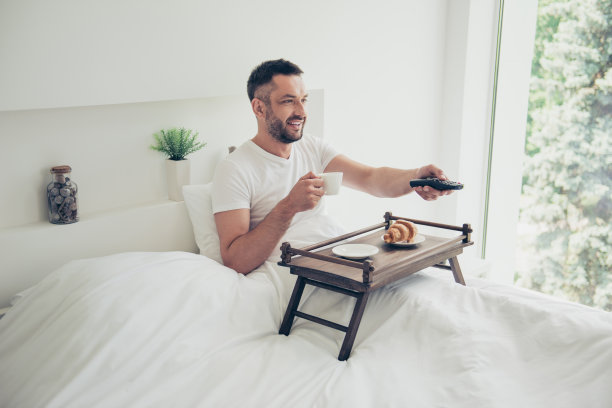 特写照片惊人的他他他的人早上好概念甜蜜的面包房早餐咖啡小茶几变换频道展示白色的睡衣睡觉穿的t恤躺着床明亮的房间房子在室内图片下载