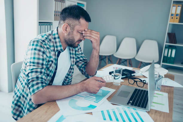 近的侧面侧面照片英俊的他他他的家伙手手臂水玻璃药房药丸服用阿司匹林不堪忍受白天晚上工作笔记本桌子坐办公椅穿格子衬衫图片下载