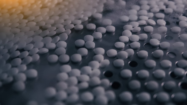 生产药丸、片剂的过程。工业制药概念。工厂设备和机器图片下载