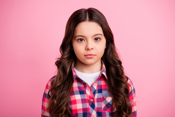 肖像可爱漂亮华丽的女士，小孩有思想思考穿着格子，时髦的衣服孤立过去的彩色背景图片下载