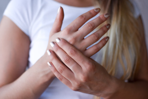 特写女子握着她的手腕手受伤，感觉疼痛。医疗保健理念图片下载