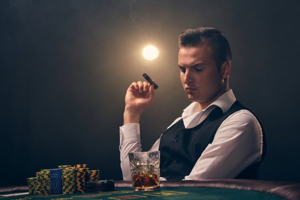 一个富人在赌场里抽着雪茄，兴奋地玩扑克牌，背景是黑色的图片下载