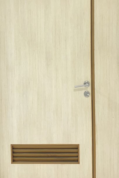 马来西亚一间办公室的紧闭木门图片下载