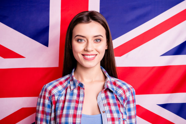 近距离的照片可爱迷人漂亮的女士旅行者穿着现代时尚的格子时尚的青年服装梦想梦幻享受孤立的英国背景衬衫图片下载