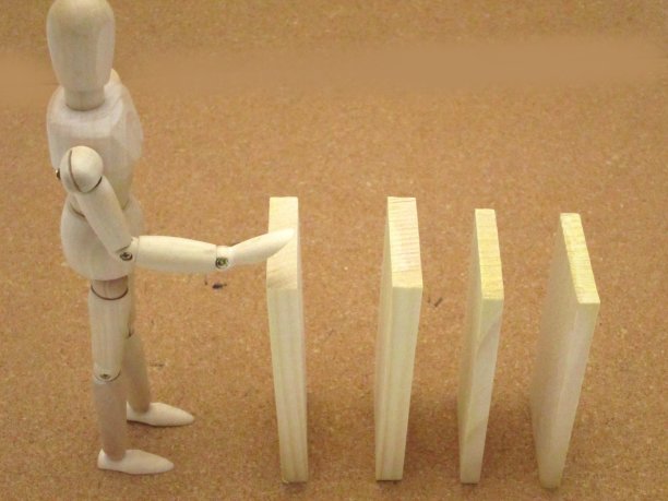 桌上雕像的特写镜头图片下载