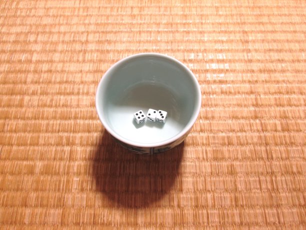 桌上碗的高角度视图图片下载