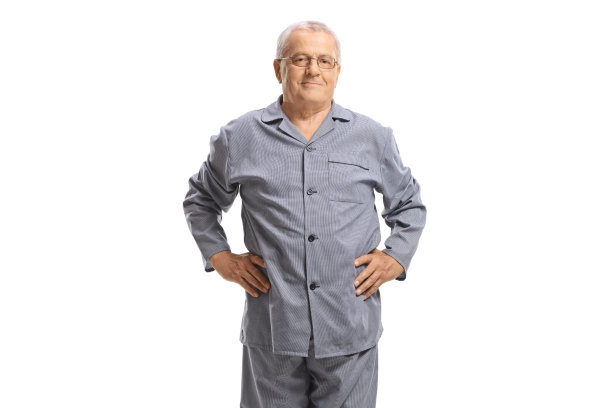 穿着睡衣的老人看着摄像机图片下载